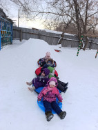 Снежные забавы на нашем участке !.