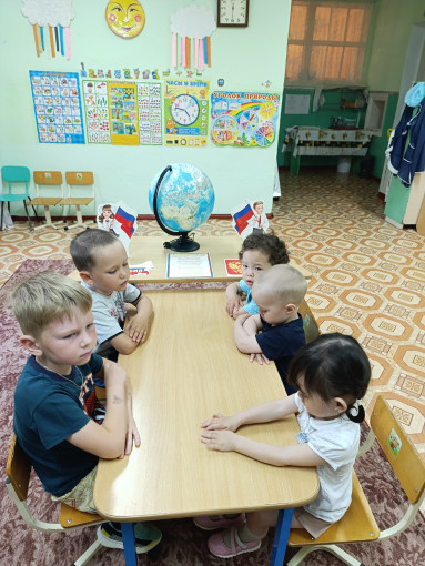 С чего начинается Родина ? С картинки в твоём букваре, С хороших и верных товарищей, Живущих с соседнем дворе, А может она начинается, С той песни, что пела нам мать, С того, что в любых испытаниях, У нас никому не отнять. С чего начинается Родина ? С картинки в твоём букваре, С хороших и верных товарищей, Живущих с соседнем дворе, А может она начинается, С той песни, что пела нам мать, С того, что в любых испытаниях, У нас никому не отнять.